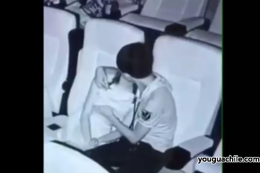 精神小妹电影院被摸奶