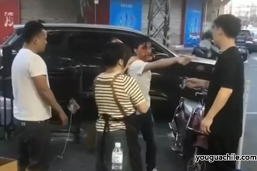 假酒害人 怎么还拿酒瓶砸自己的头呢