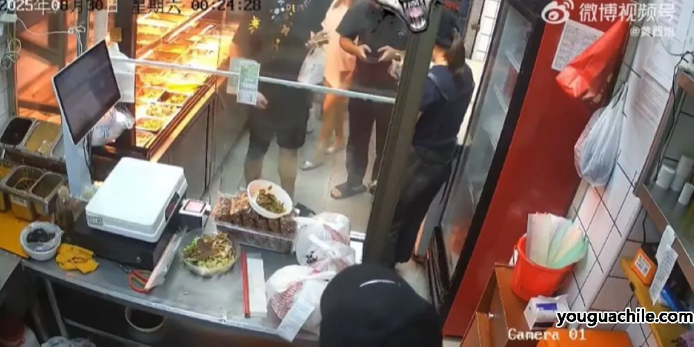 深圳男子买卤菜后大闹门店：退钱拿货还暴打店员！